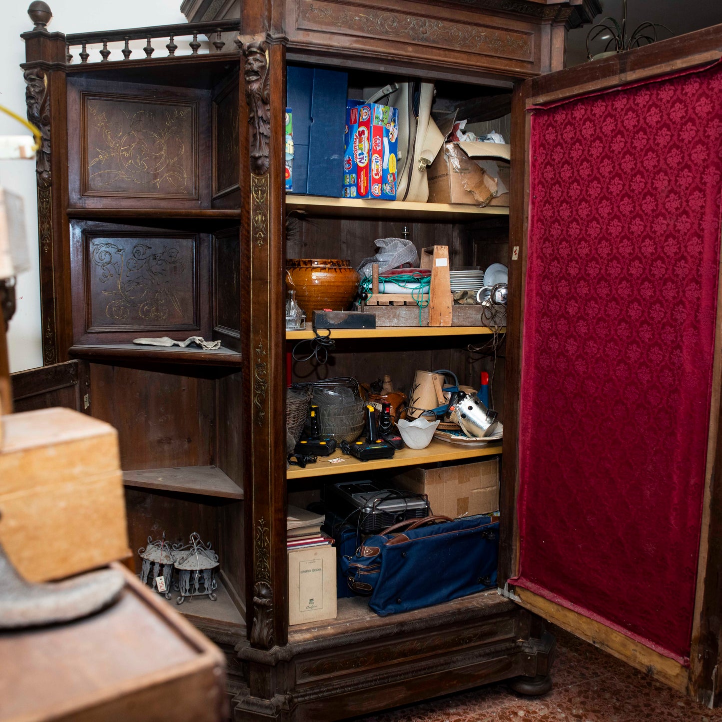 Credenza libreria legno massello scantonata tre ante griglia in metallo senza cimasa