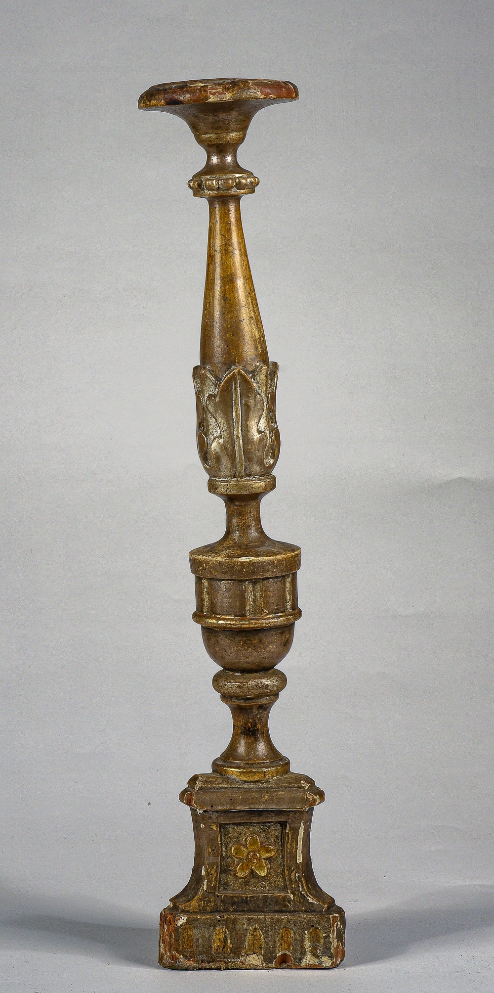 Candeliere in legno laccato oro e argento in pastiglia e bolo Italia epoca fine 1700