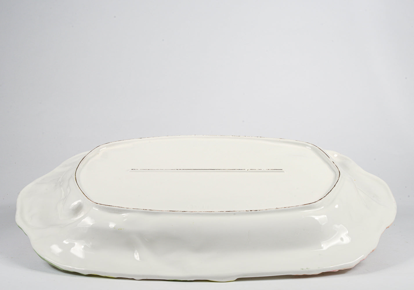 Grande vassoio piatto in ceramica con raffigurata a rilievo verdura e cacciagione firmato italy