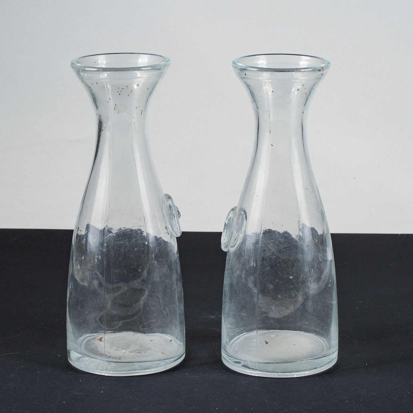 Coppia bottiglie da vino in vetro da 1 litro epoca XX secolo