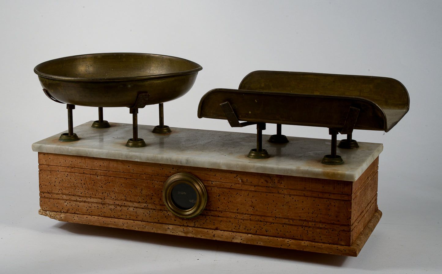 Bilancia antica con segni del tempo piano in marmo piatti in ottone marcati Italia epoca primo 900