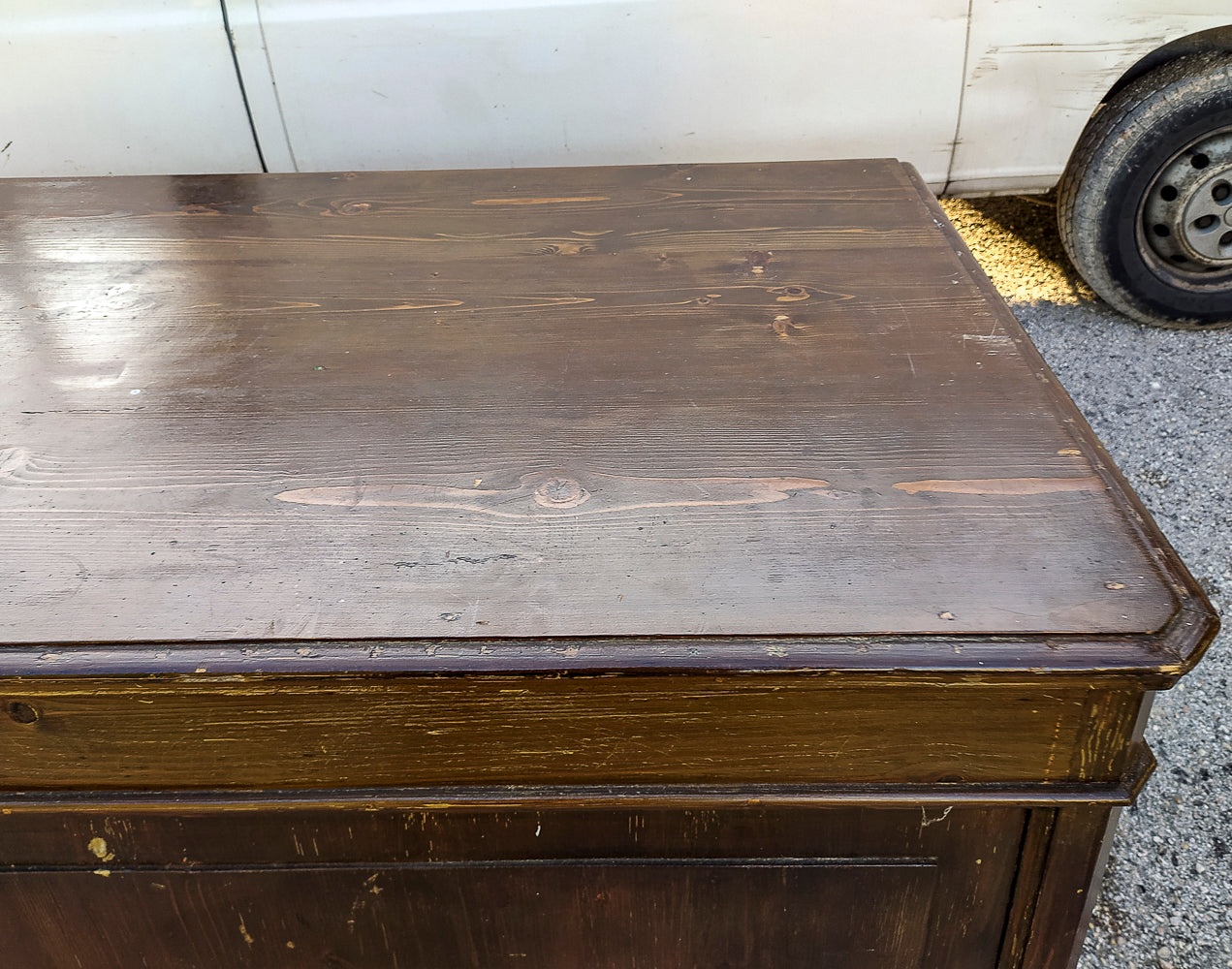 Scrivania a cattedra con 6 cassetti in legno massello di abete Italia fine 1800