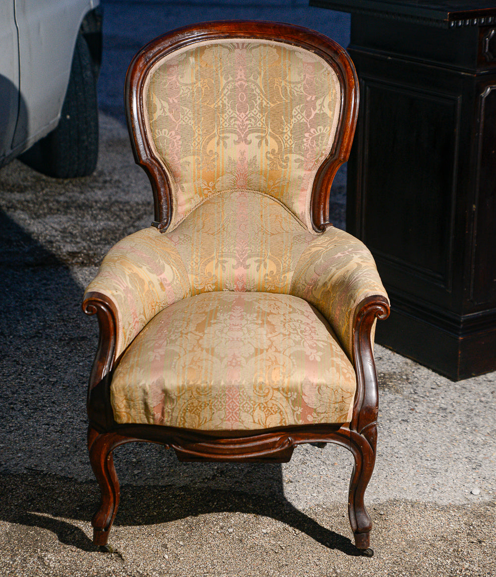Poltrona in noce epoca Luigi Filippo con seduta realizzata per nascondere comoda bagno wc in legno meta 800
