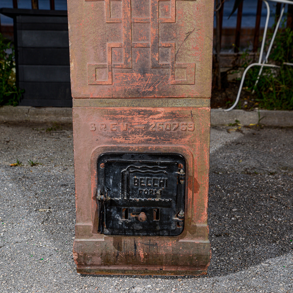 Stufa in terracotta marcata Becchi Forli Italia epoca Liberty
