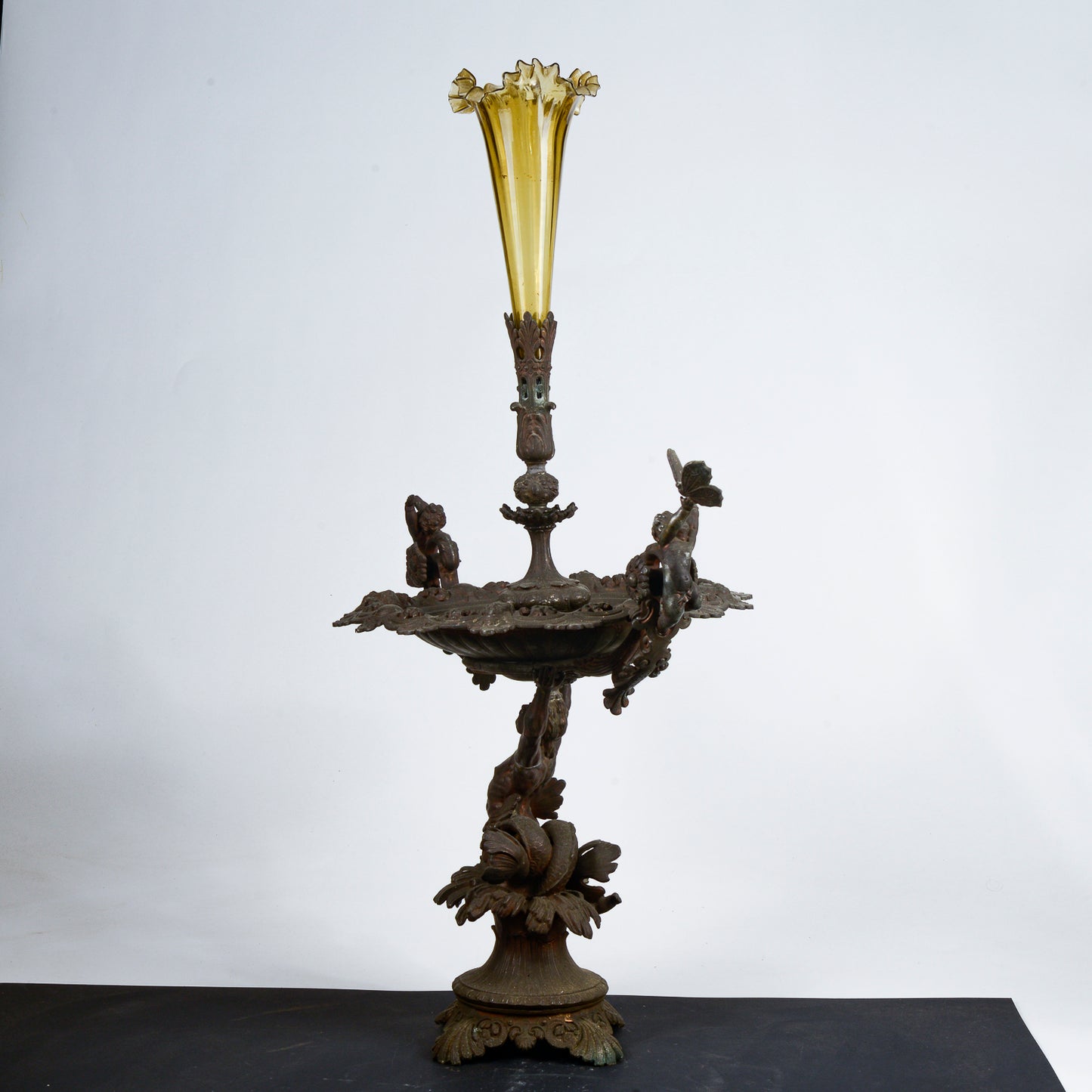 centrotavola in metallo con decori vaso in vetro soffiato decori tritone amorini fiori e farfalle