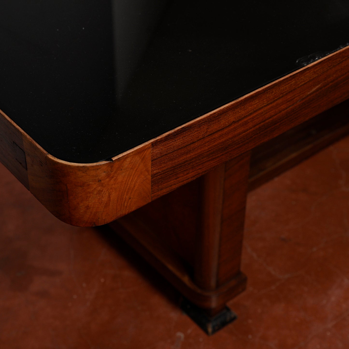 tavolo deco con piano in vetro sbeccato