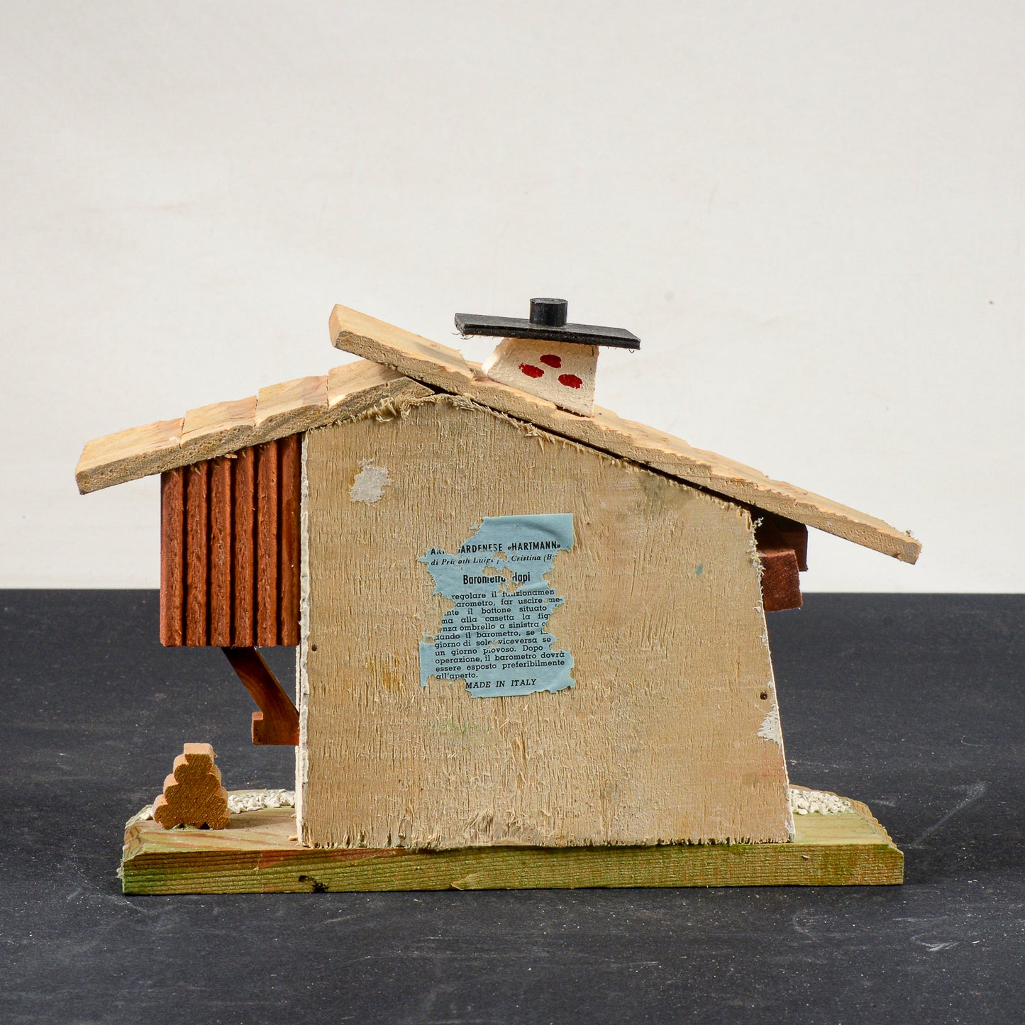 barometro a forma di casa con personaggi mobili