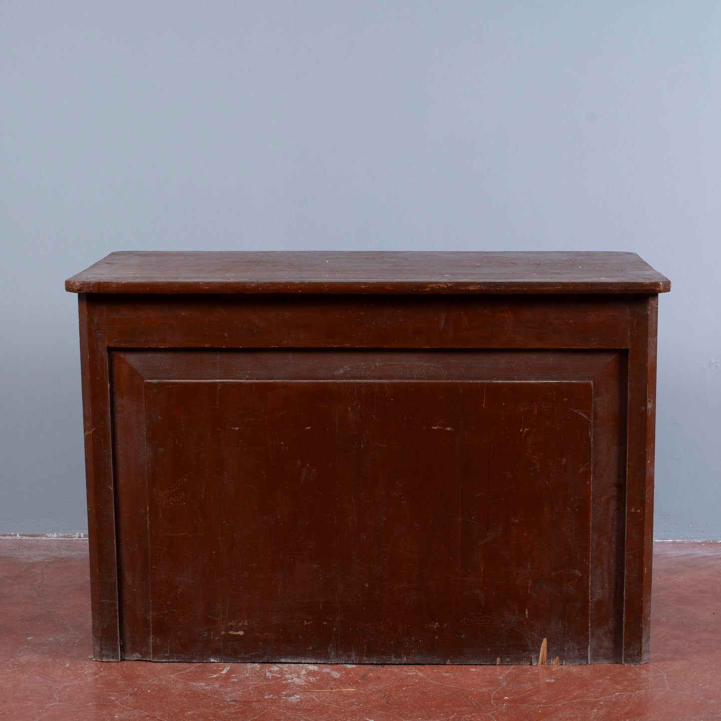 scrivania in legno di abete laccata da restaurare