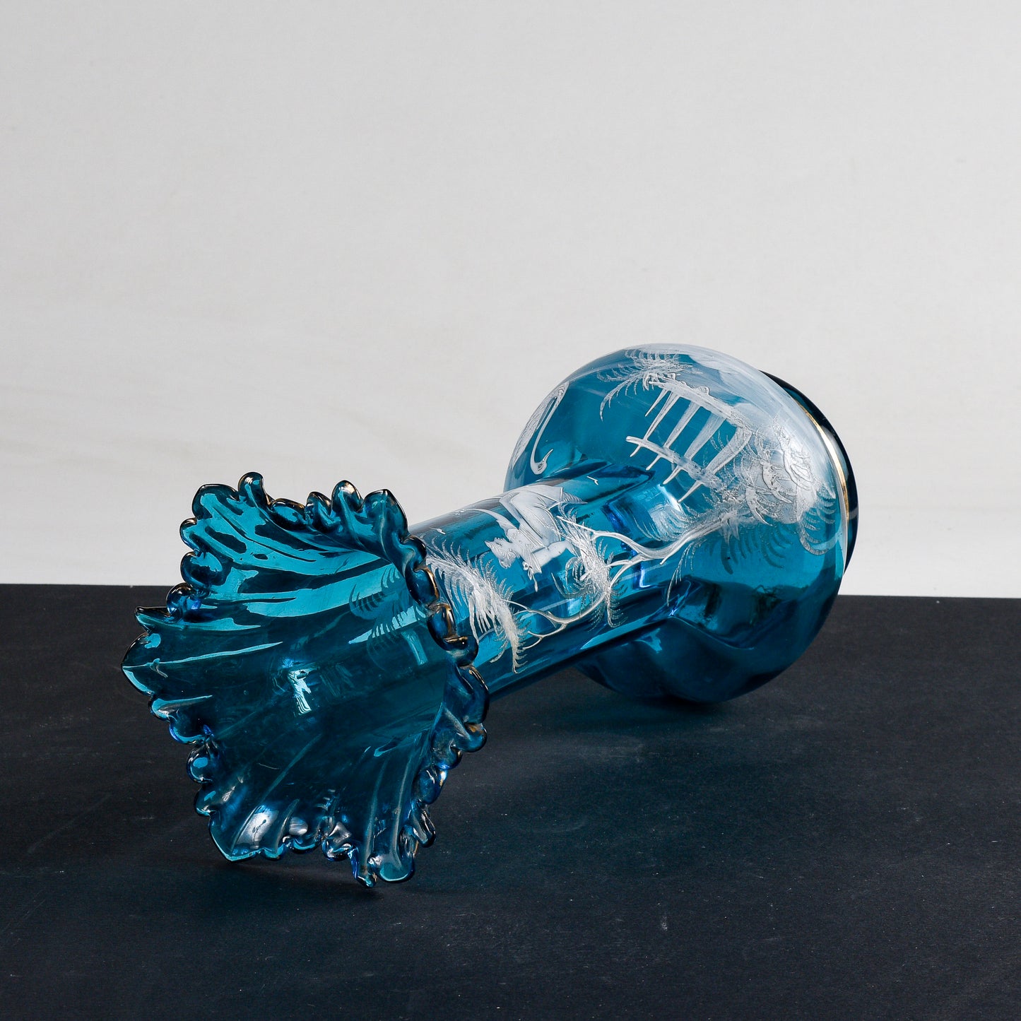 Vaso Liberty in vetro azzurro con scena bucolica dipinta a mano epoca primo 1900 Mary Gregory