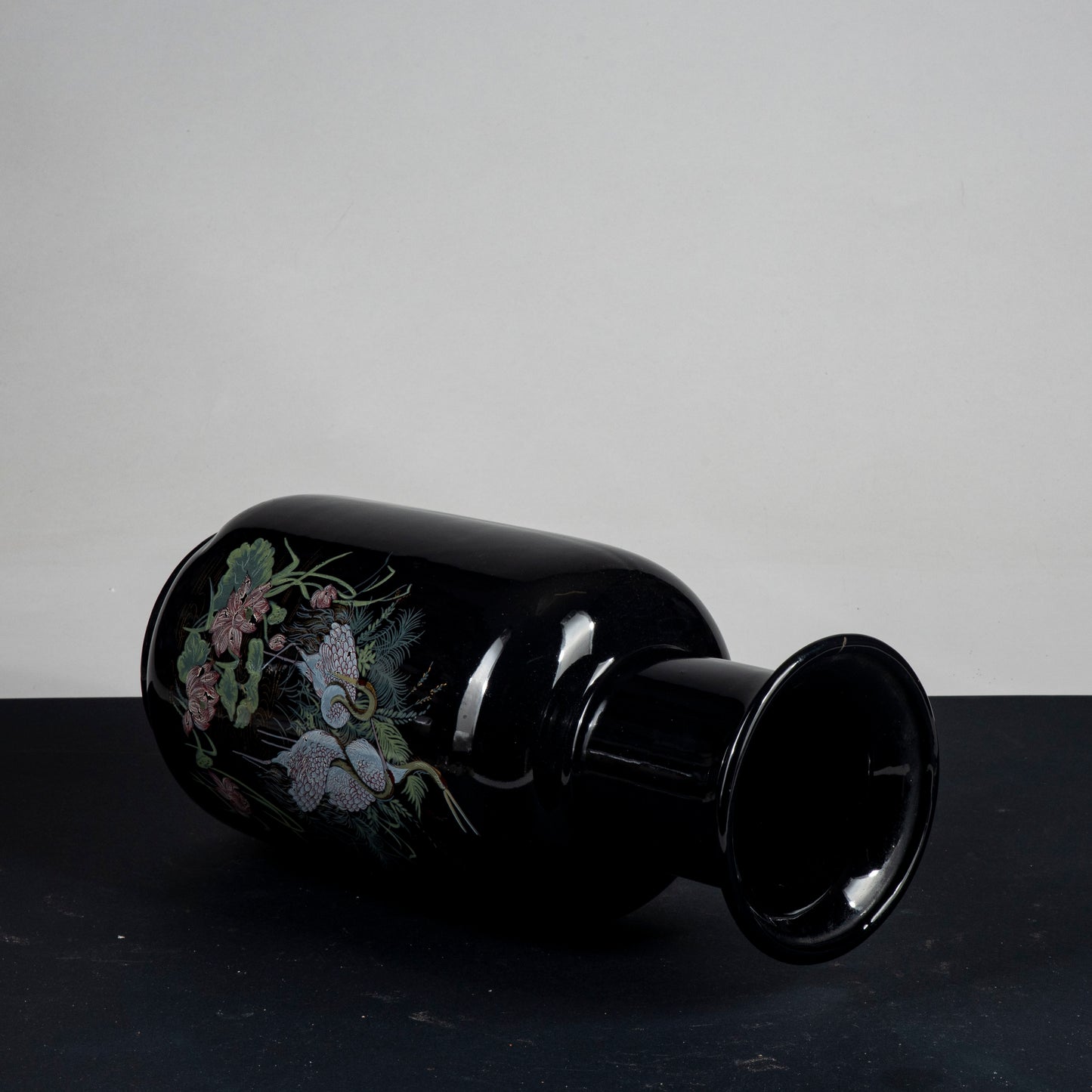 vaso in ceramica smaltata e decori con aironi