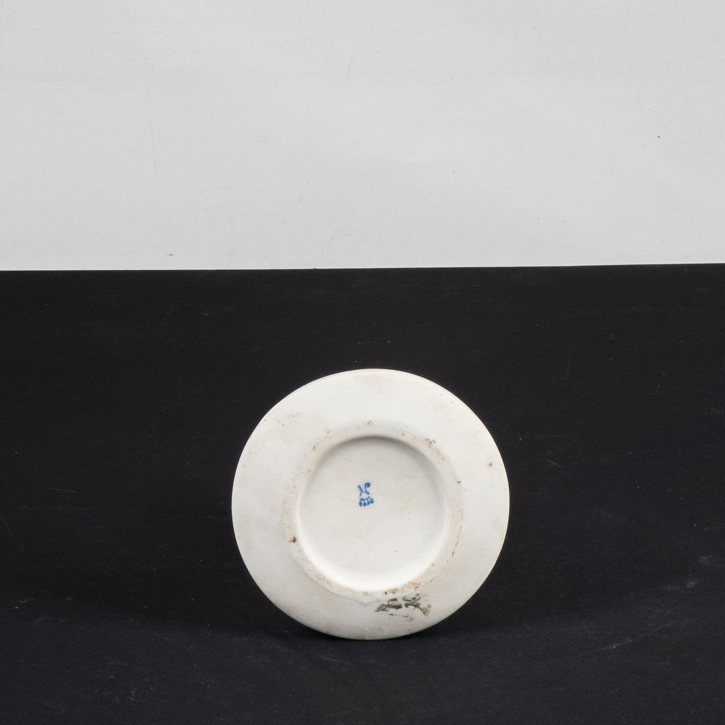 brocca decorativa in ceramica con parti smaltate