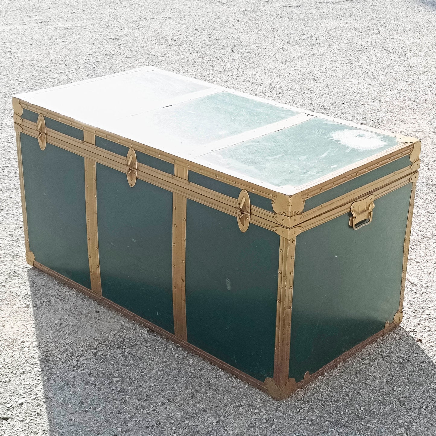 Baule vintage senza carta sul coperchio anni 1960