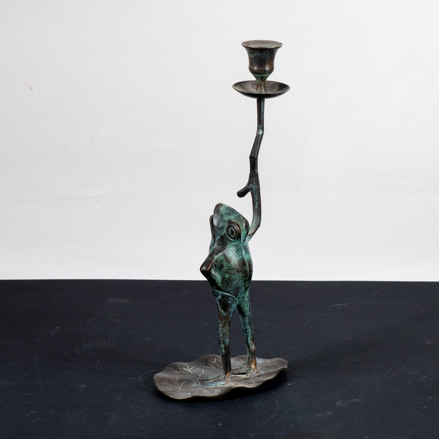 Candeliere a forma di ranocchio in bronzo anni 1980