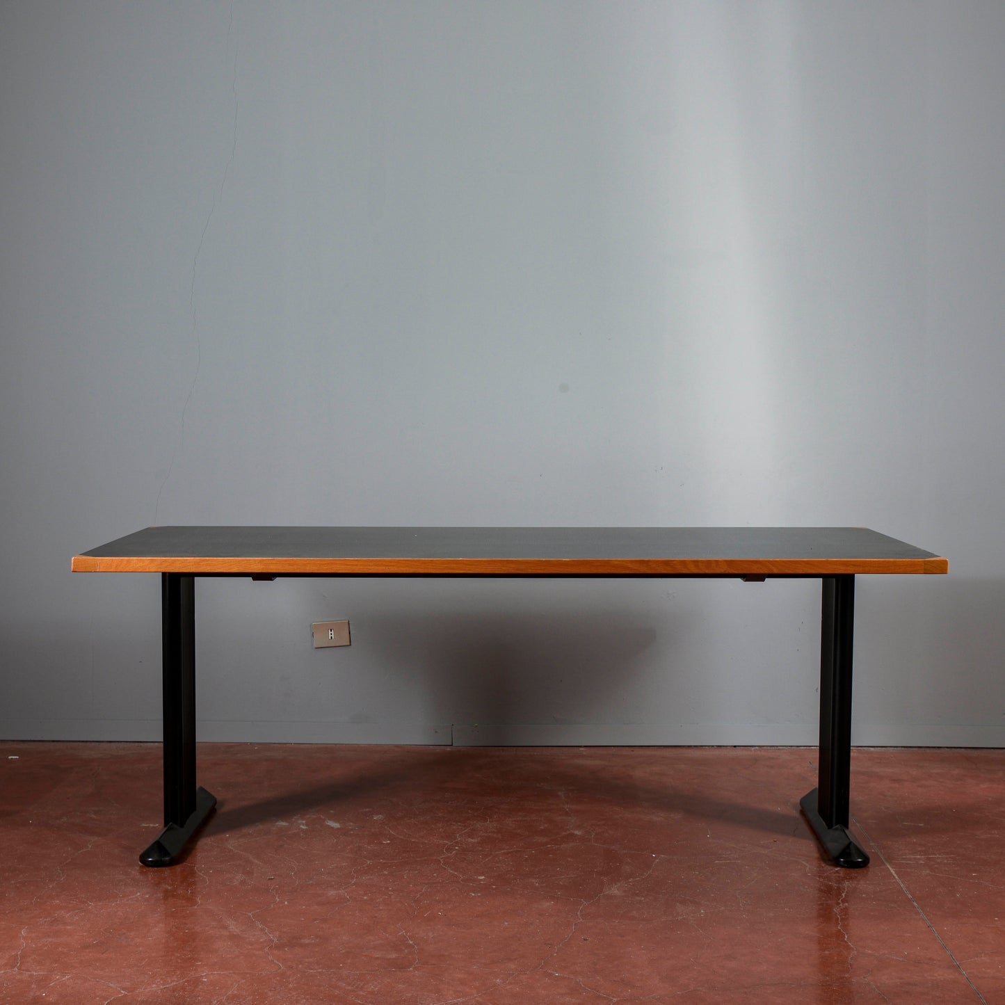 Tavolo scrivania con piano nero e gambe in ferro produzione anni 1990