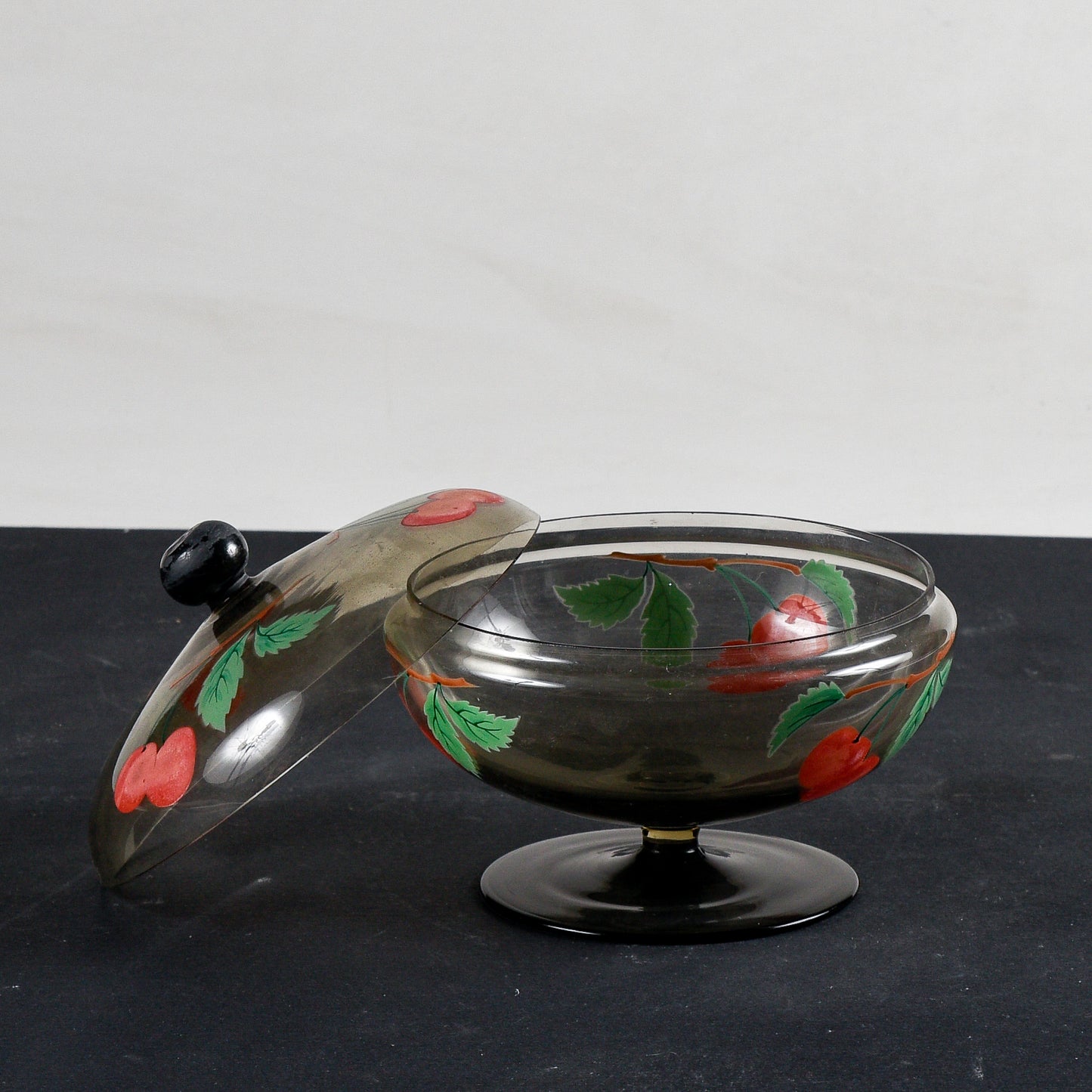 coppa con coperchio epoca Liberty in vetro fumé realizzata a mano, decorata Italia 1930, 6 bicchierini