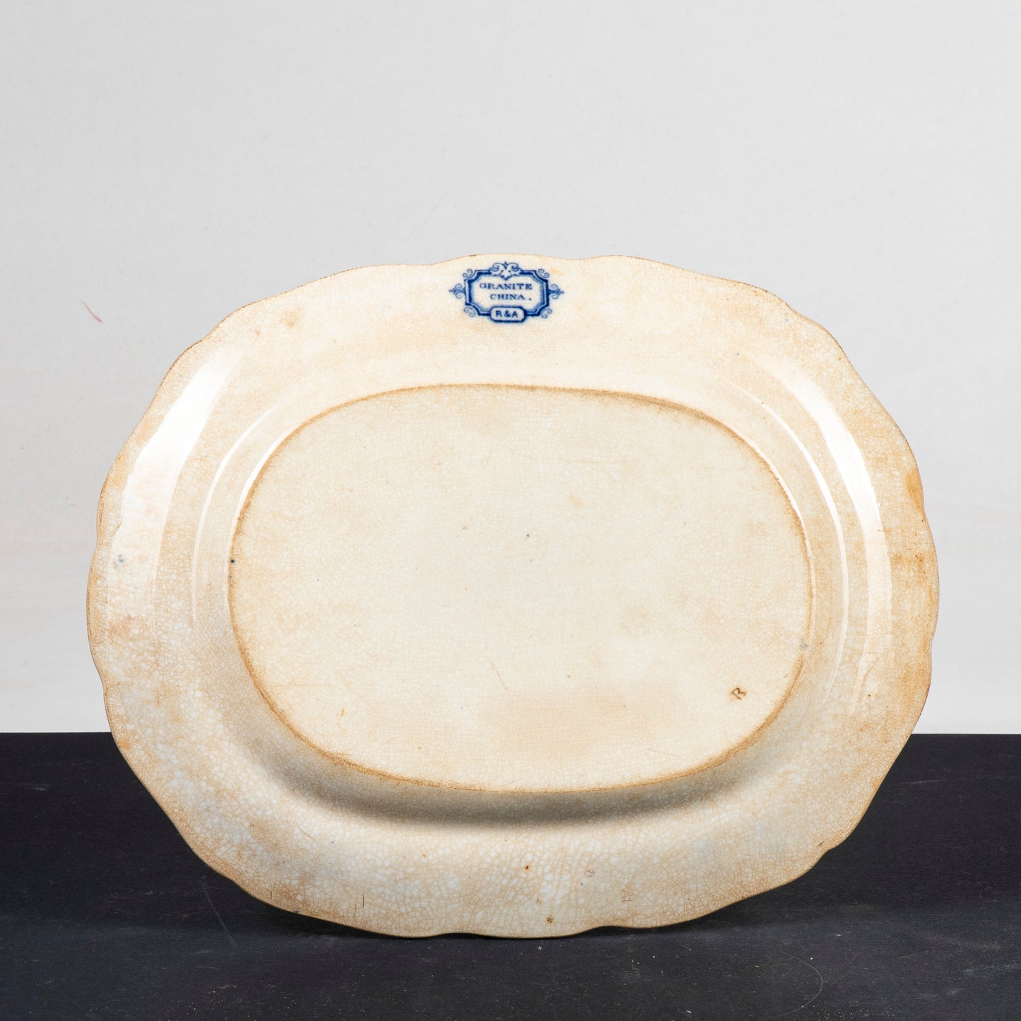 Piatto vassoio ceramica bianca e blu marcato Granite China R & A