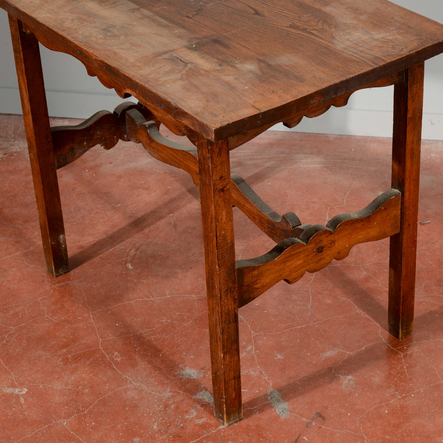 Tavolino basso legno massello con crociera intagliata Italia primo 1900
