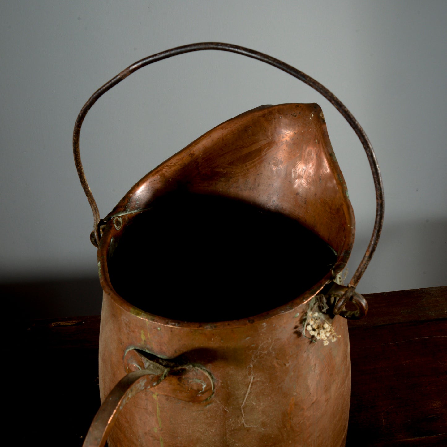 Vaso recipiente porta carbone legna camino in rame Italia XX secolo