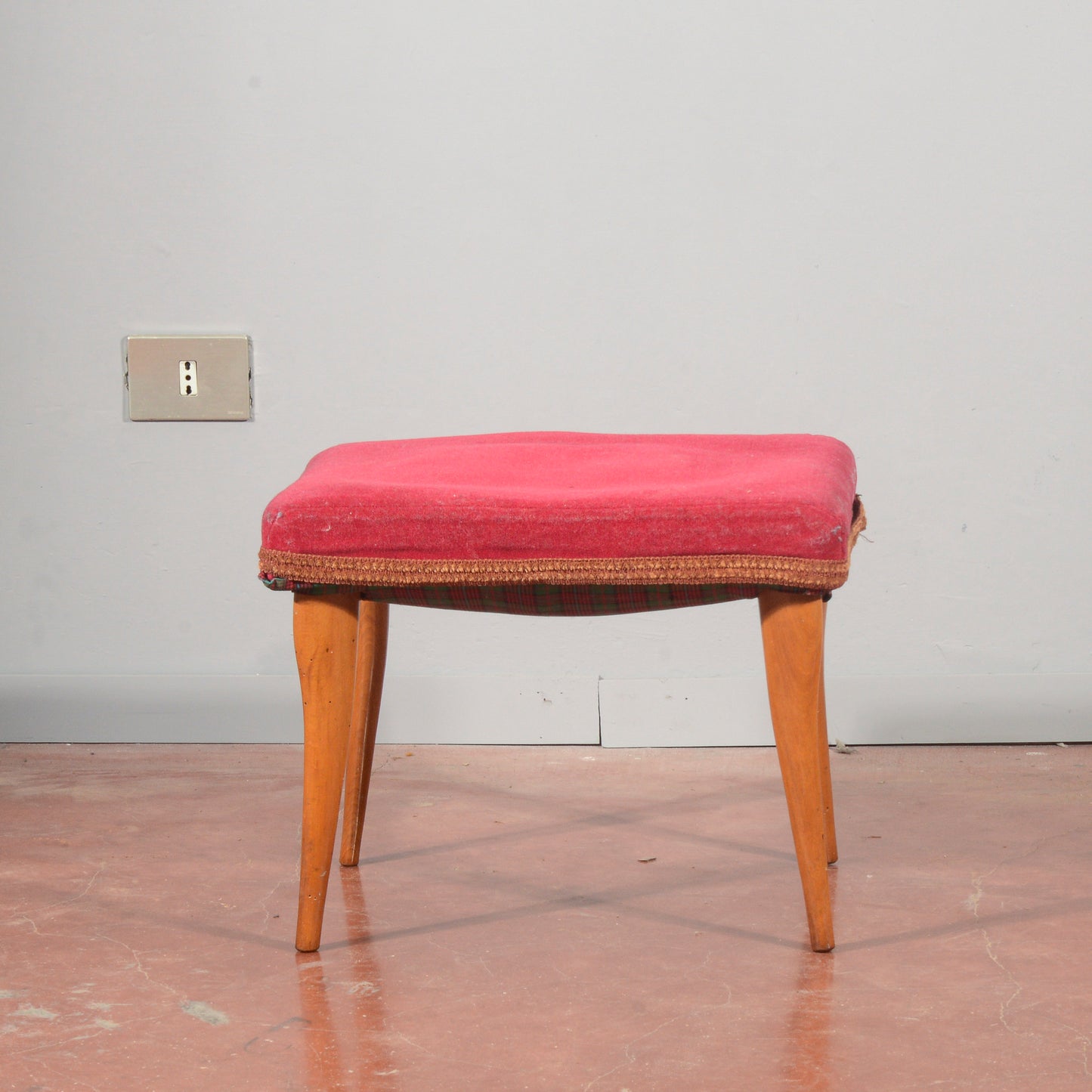 Sgabello 1950 rivestito in velluto rosso
