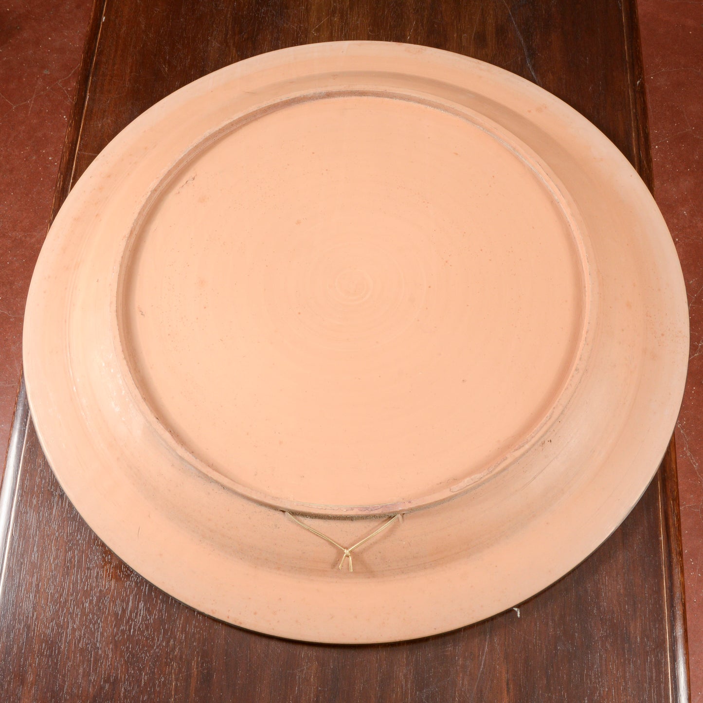 Piatto da parete in ceramica con decoro di scena neoclassica