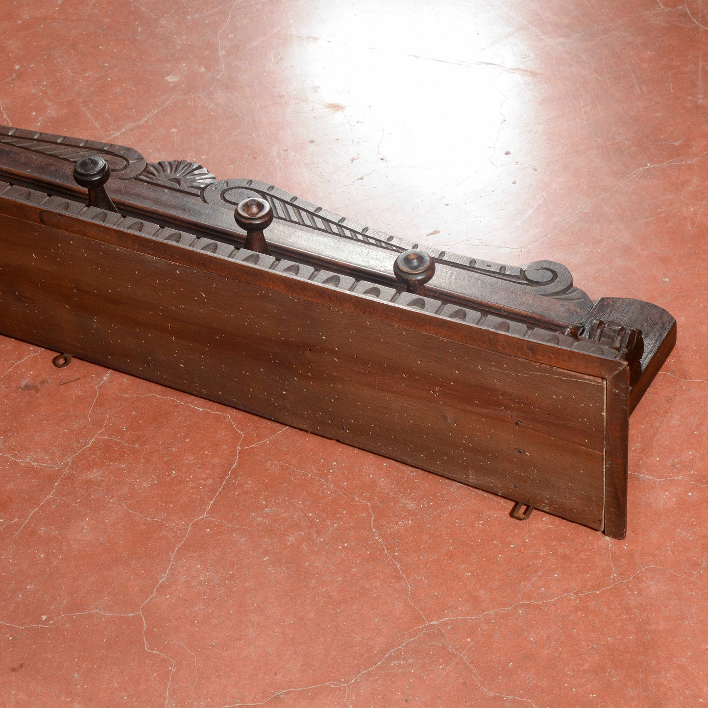 Appendiabiti da parete intagliato stile rinascimento