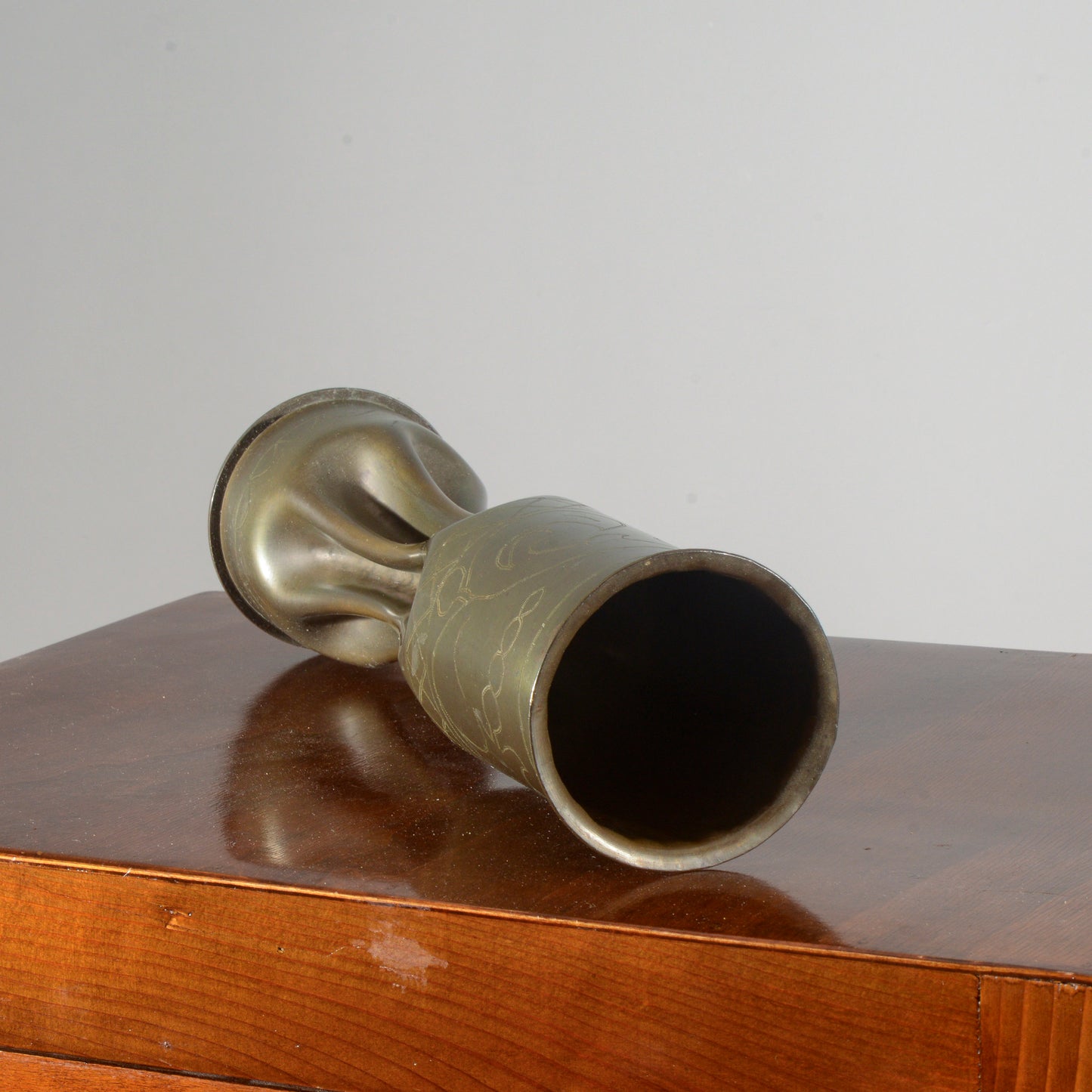Vaso proiettile militare in ottone incisioni decorative floreali grafiche produzione XX secolo