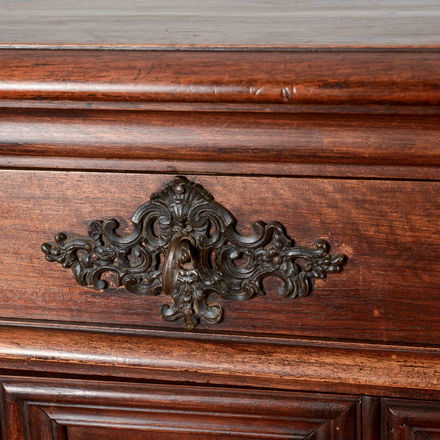 Credenza a due ante ricca di cornici stile sagrestia Italia XX secolo