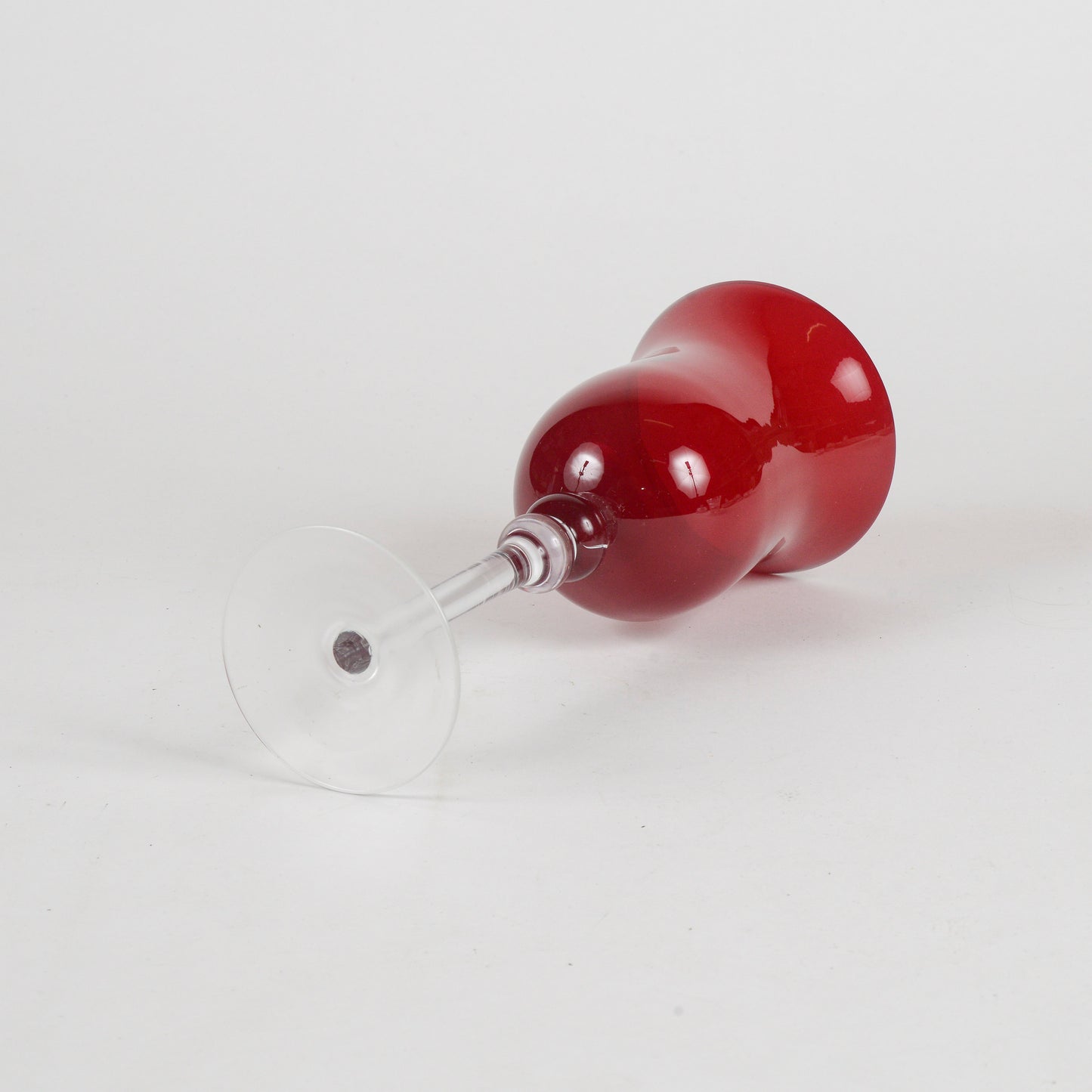 Calice in vetro rosso soffiato XX secolo