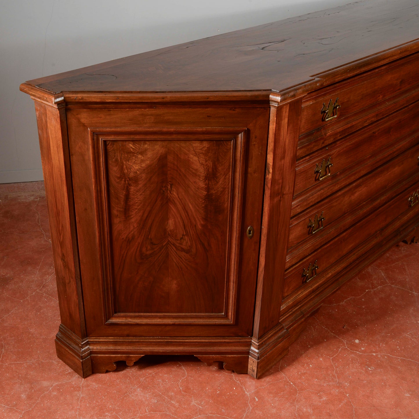 Credenza scantonata stile sacrestia in noce