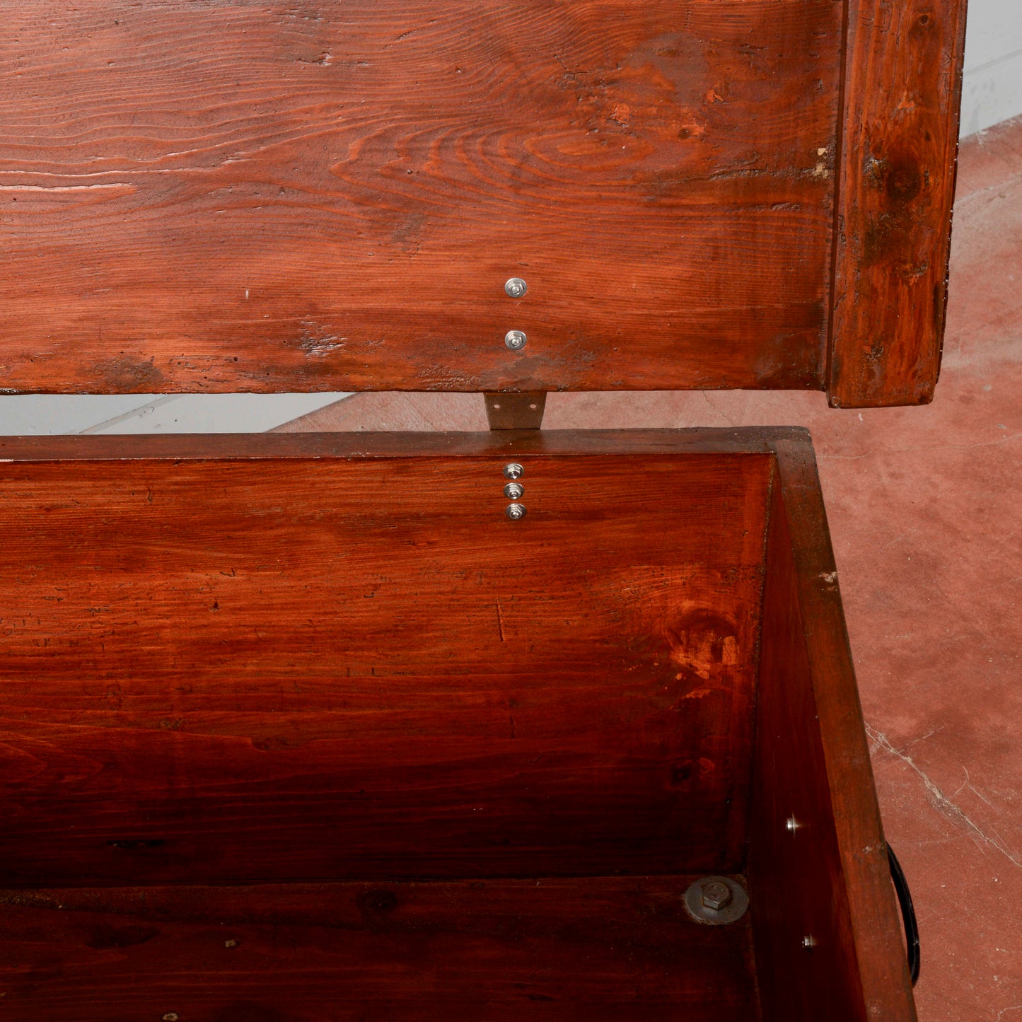 Cassapanca piccola con piedi a cipolla XX secolo