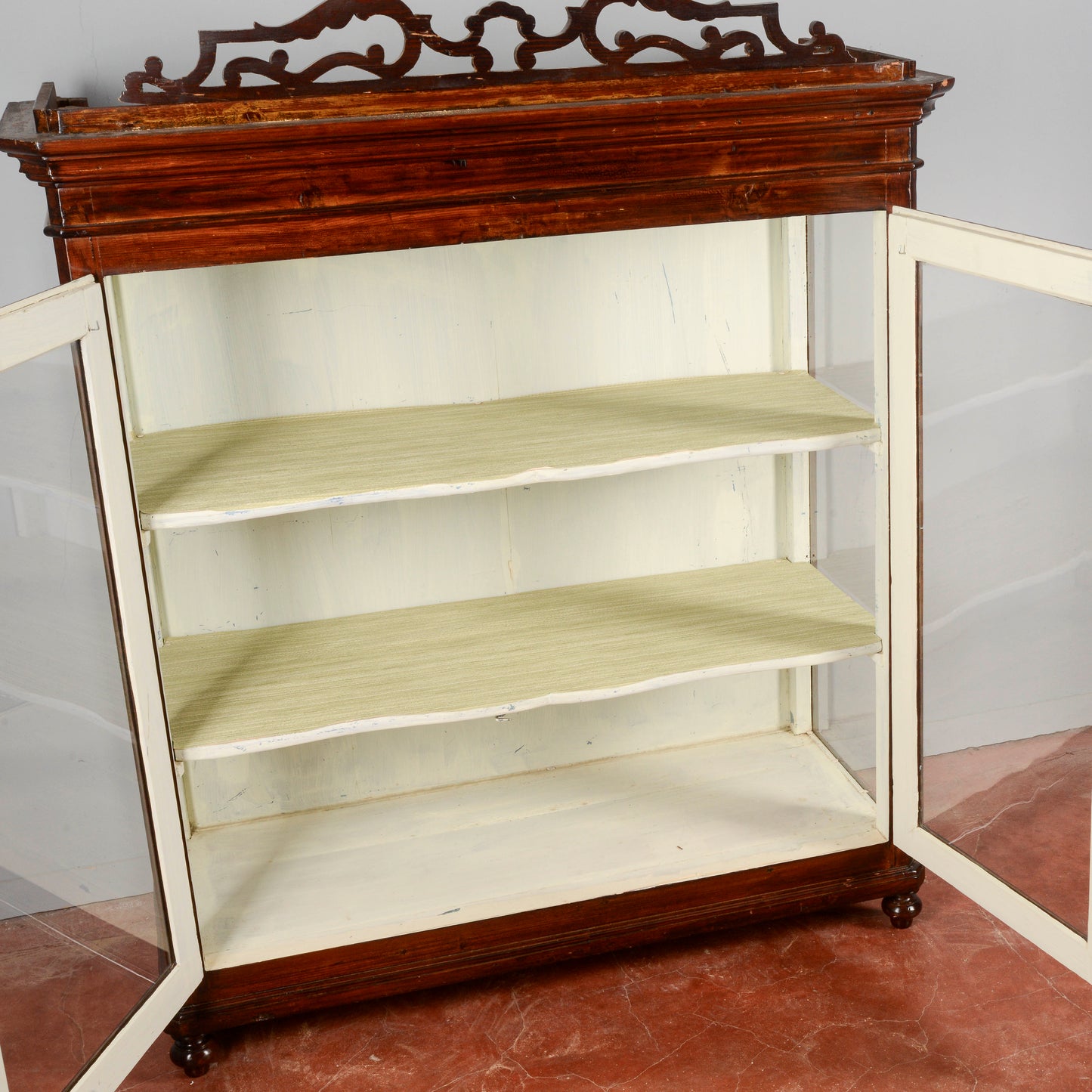 Credenza vetrina piedi cipolla Italia XIX secolo