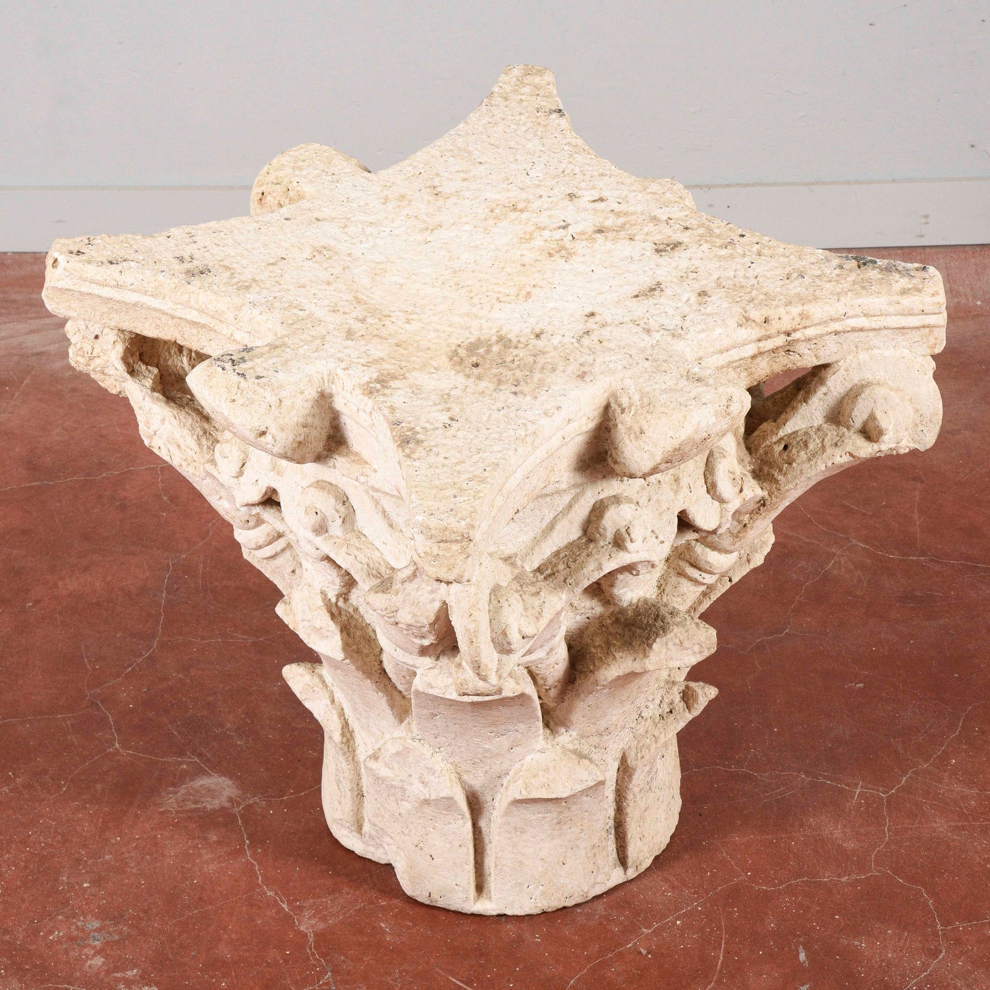 Capitello in pietra bianca stile corinzio
