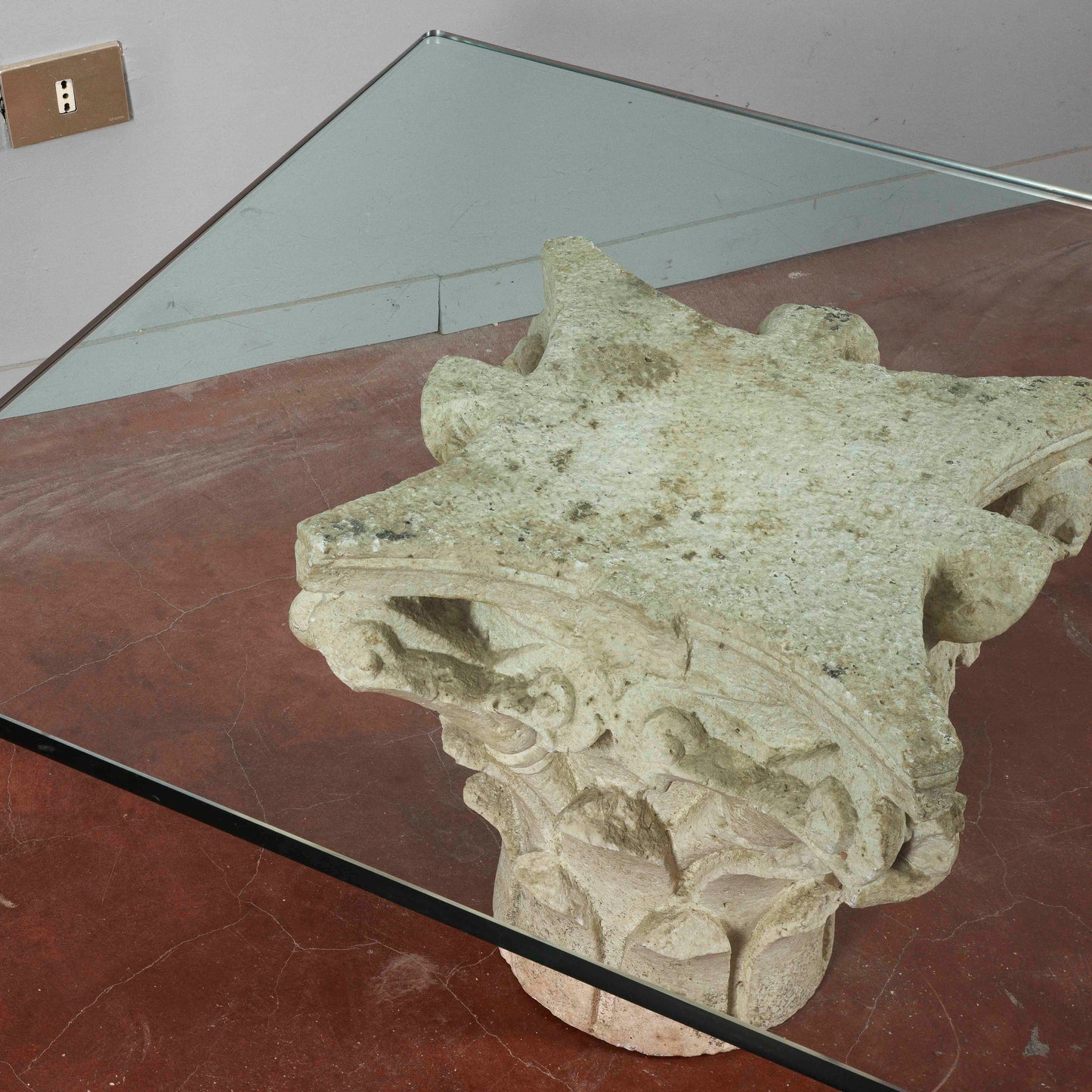 Tavolino salotto capitello in pietra bianco con piccole mancanze grande piano spesso in vetro