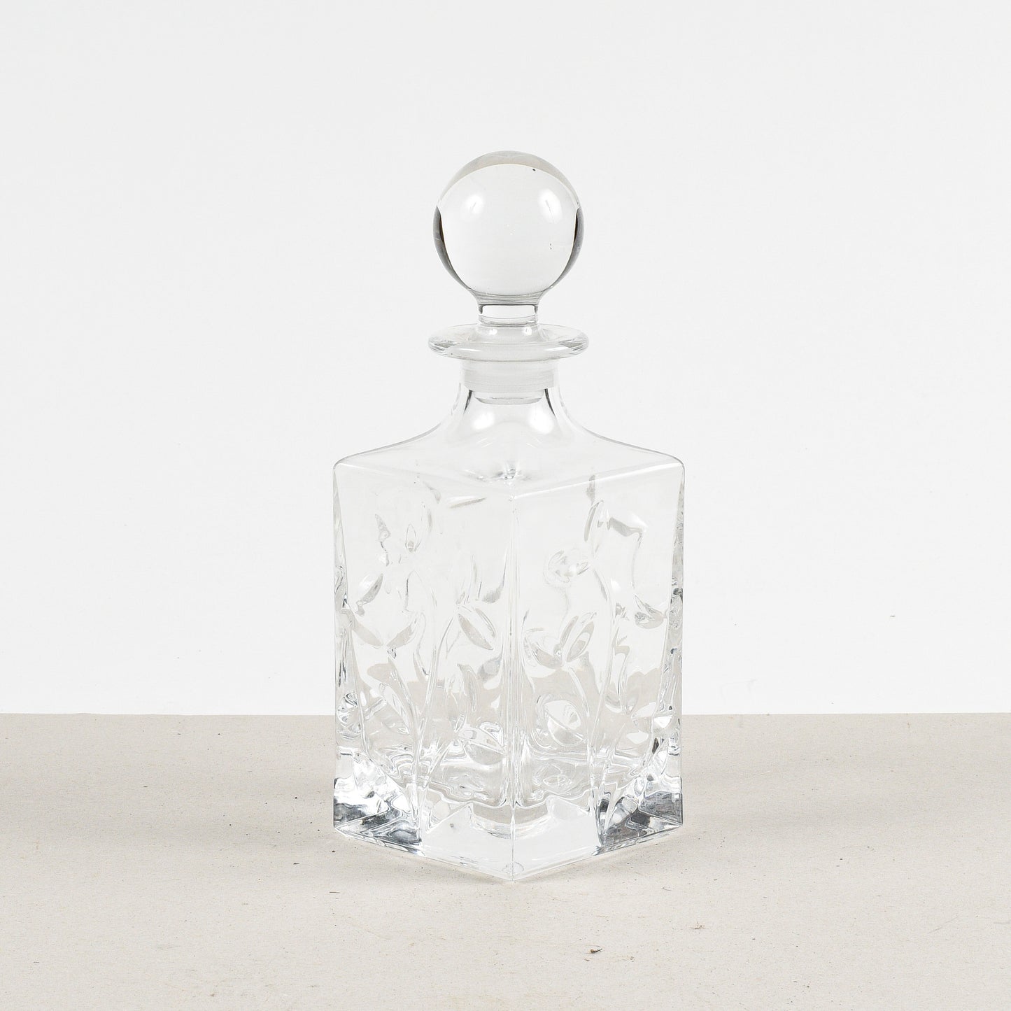 bottiglia da wisky con decoro di foglie a ramo in vetro
