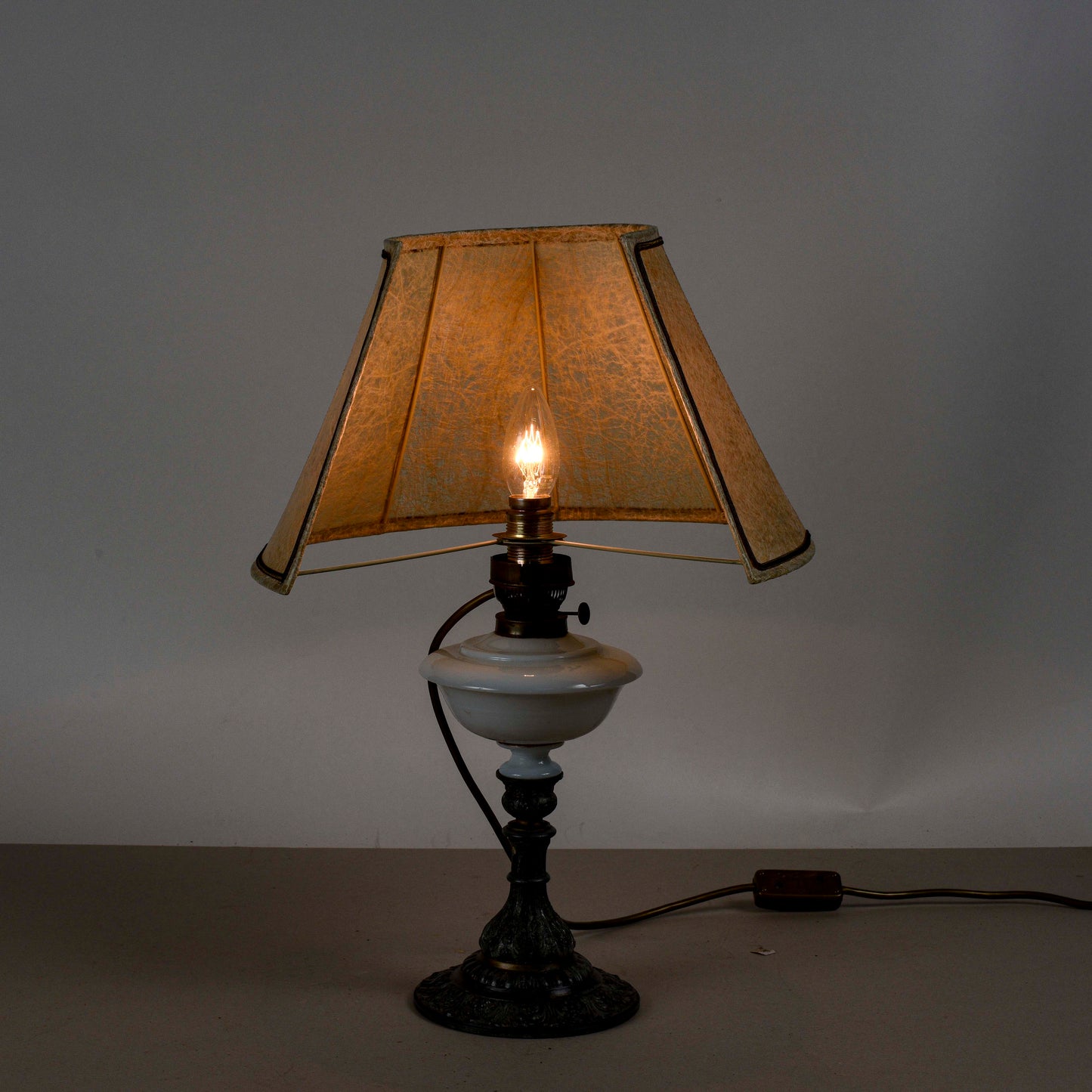 Lampada Da Tavolo Vintage Con Cappa In Pergamena