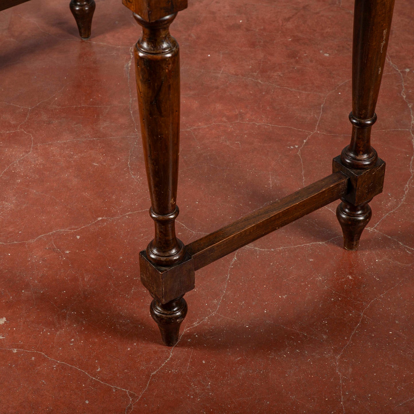 Tavolo Gambe Tornite Con Piano Filettato Al Bordo