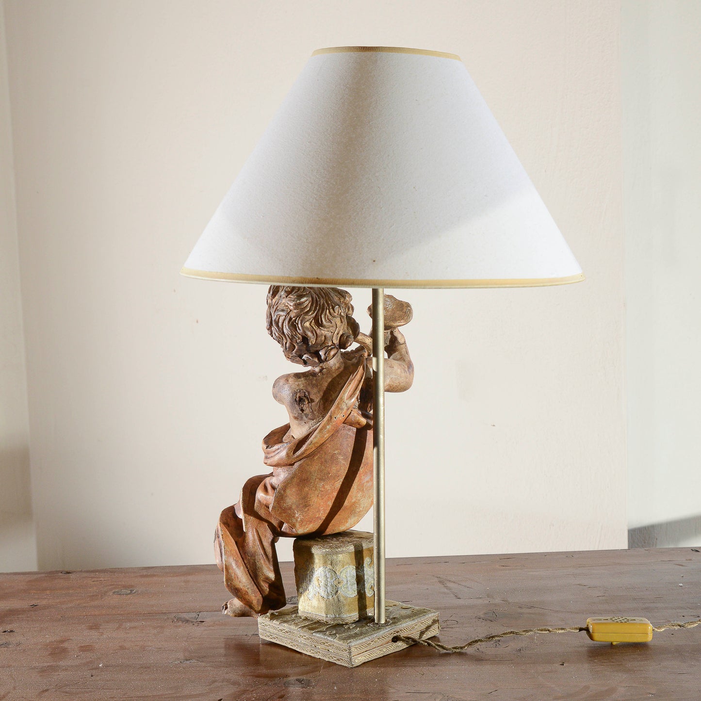 Lampada Putto Angelo In Legno Con Il Corno
