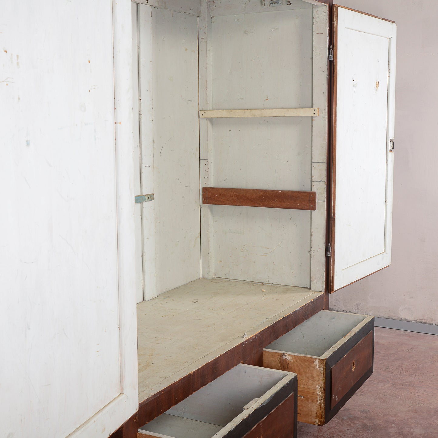 Armadio credenza stipo dipinto marrone e cornici nere Italia XIX secolo