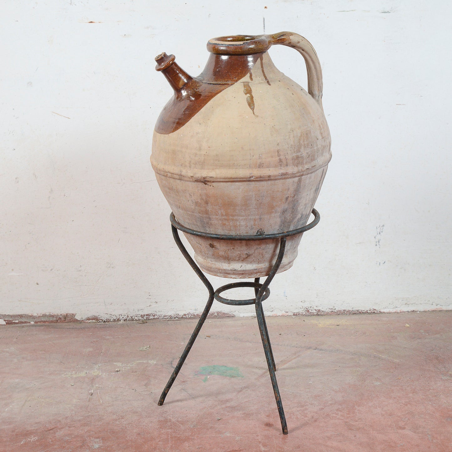 Anfora in terracotta con base