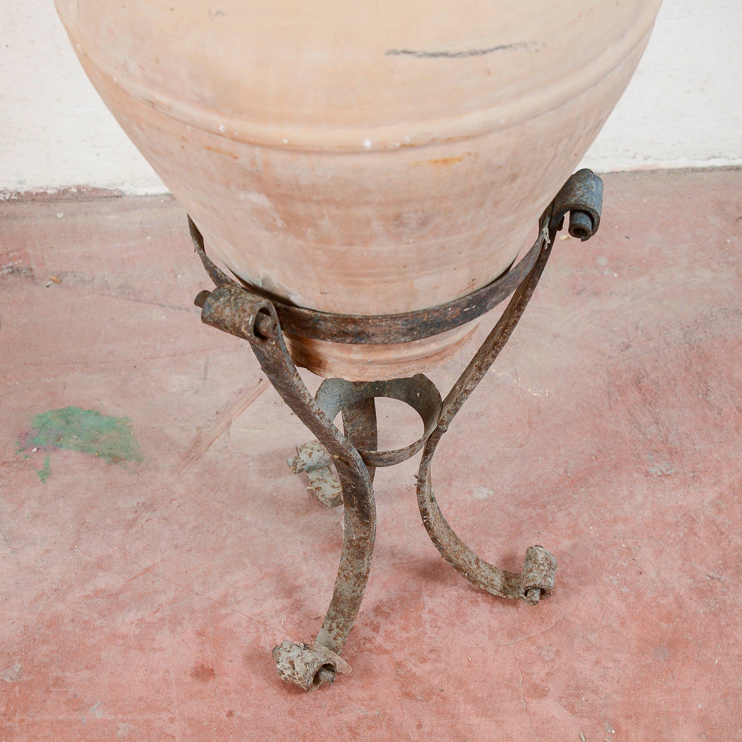 Anfora in terracotta con base
