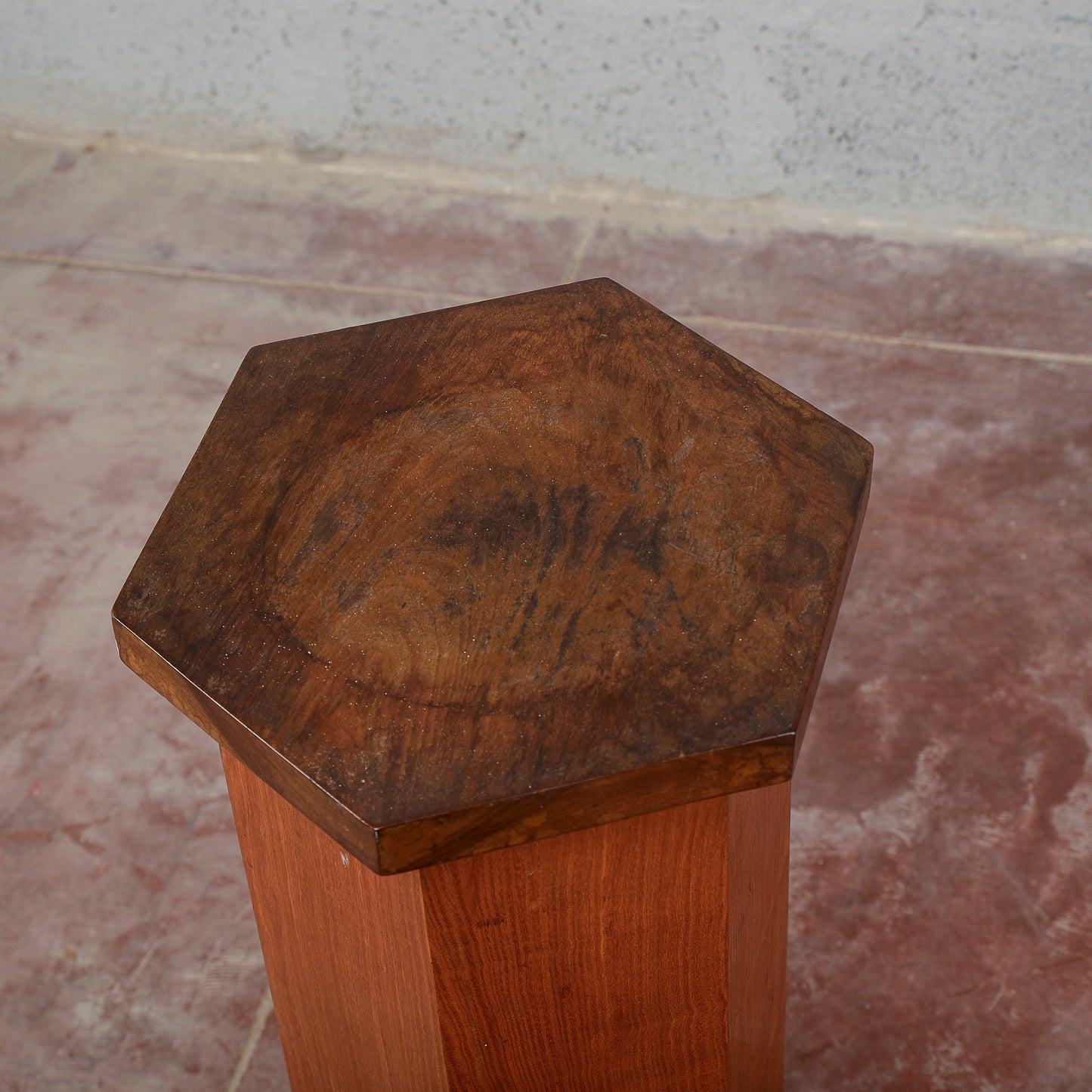 Colonna impiallacciata in noce esagonale art deco