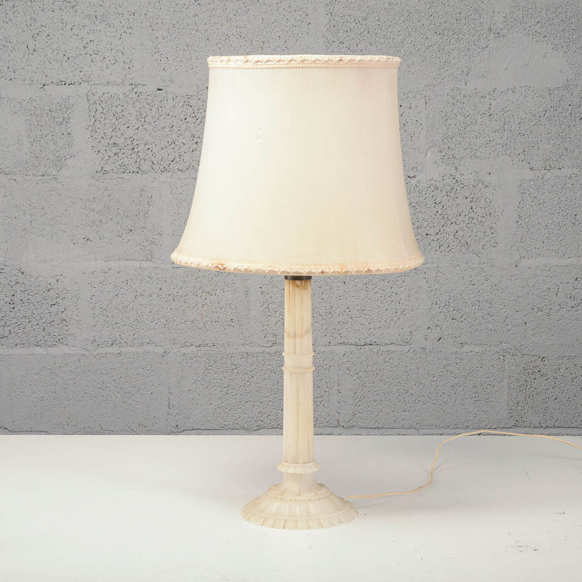 Lampada con base in pietra di alabastro XX secolo