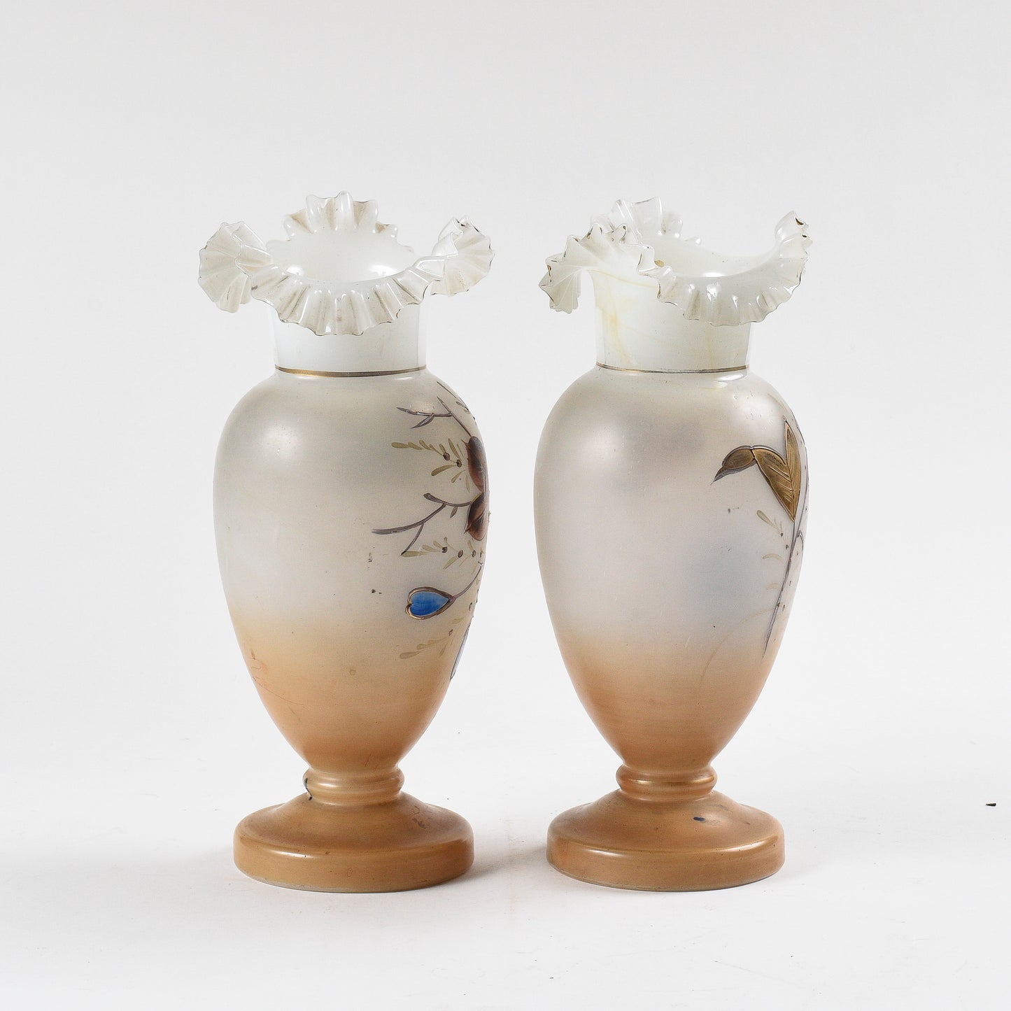 coppia vasi in vetro opalino con decori floreali