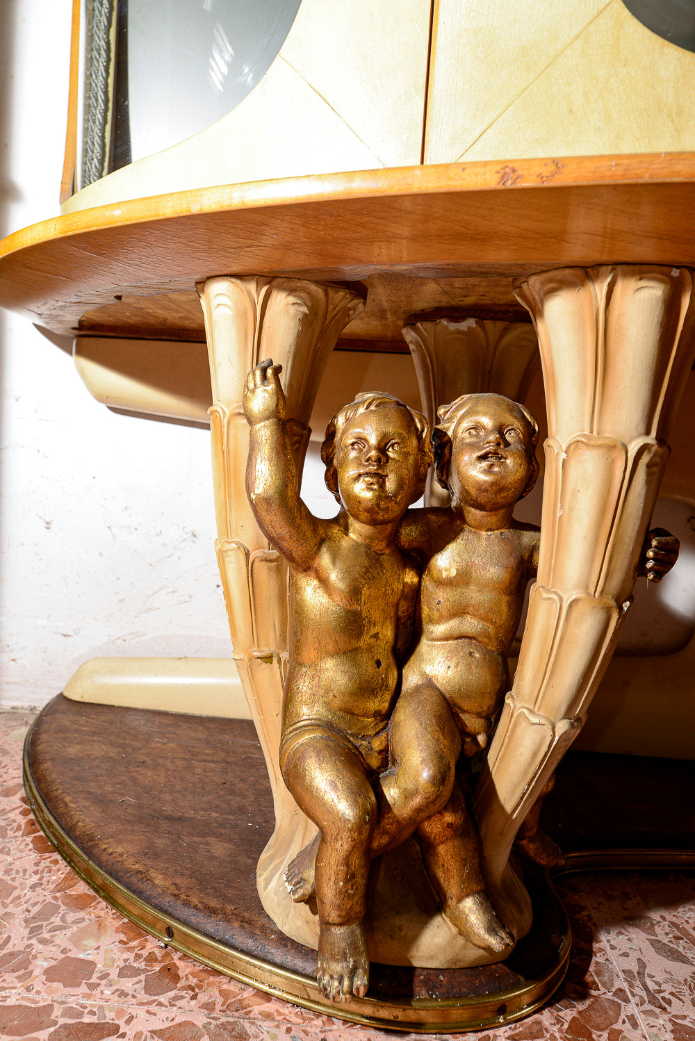 Vetrina bombata in pergamena con putti dorati firmata Associazione Artigiani Canturini del mobile Italia 1950