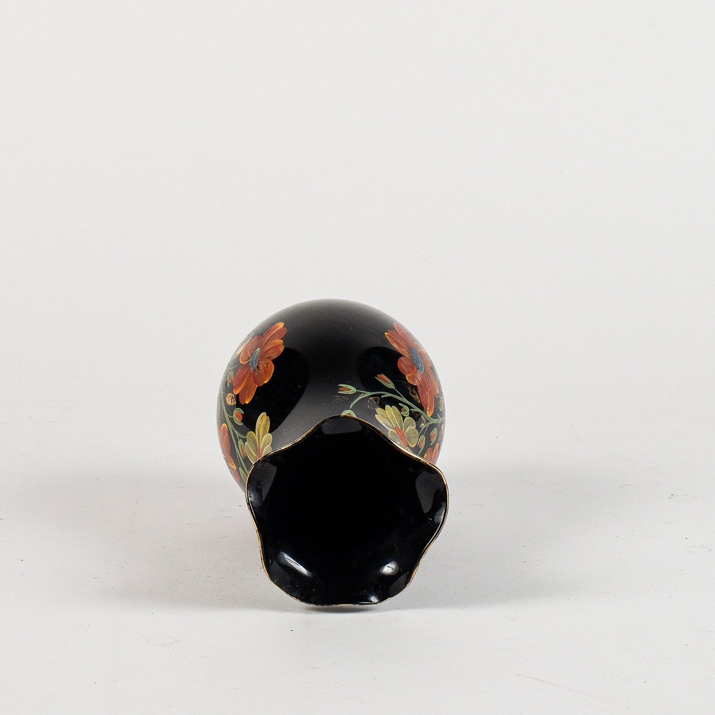 vaso nero con decoro floreale