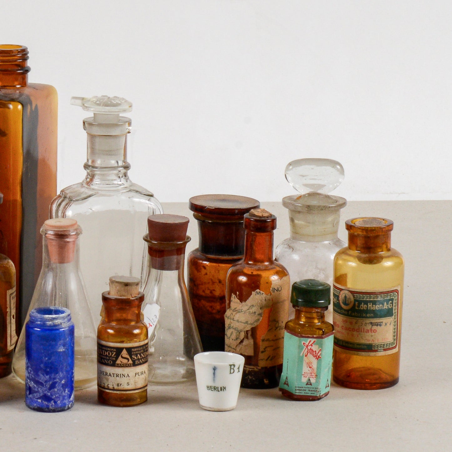 Set boccette farmacia medico varie misure miste XX secolo 23 pezzi in totale