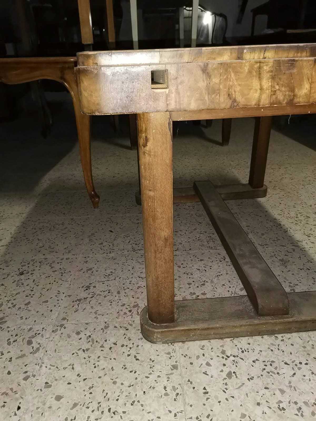 Tavolo impellicciato in noce epoca art deco'