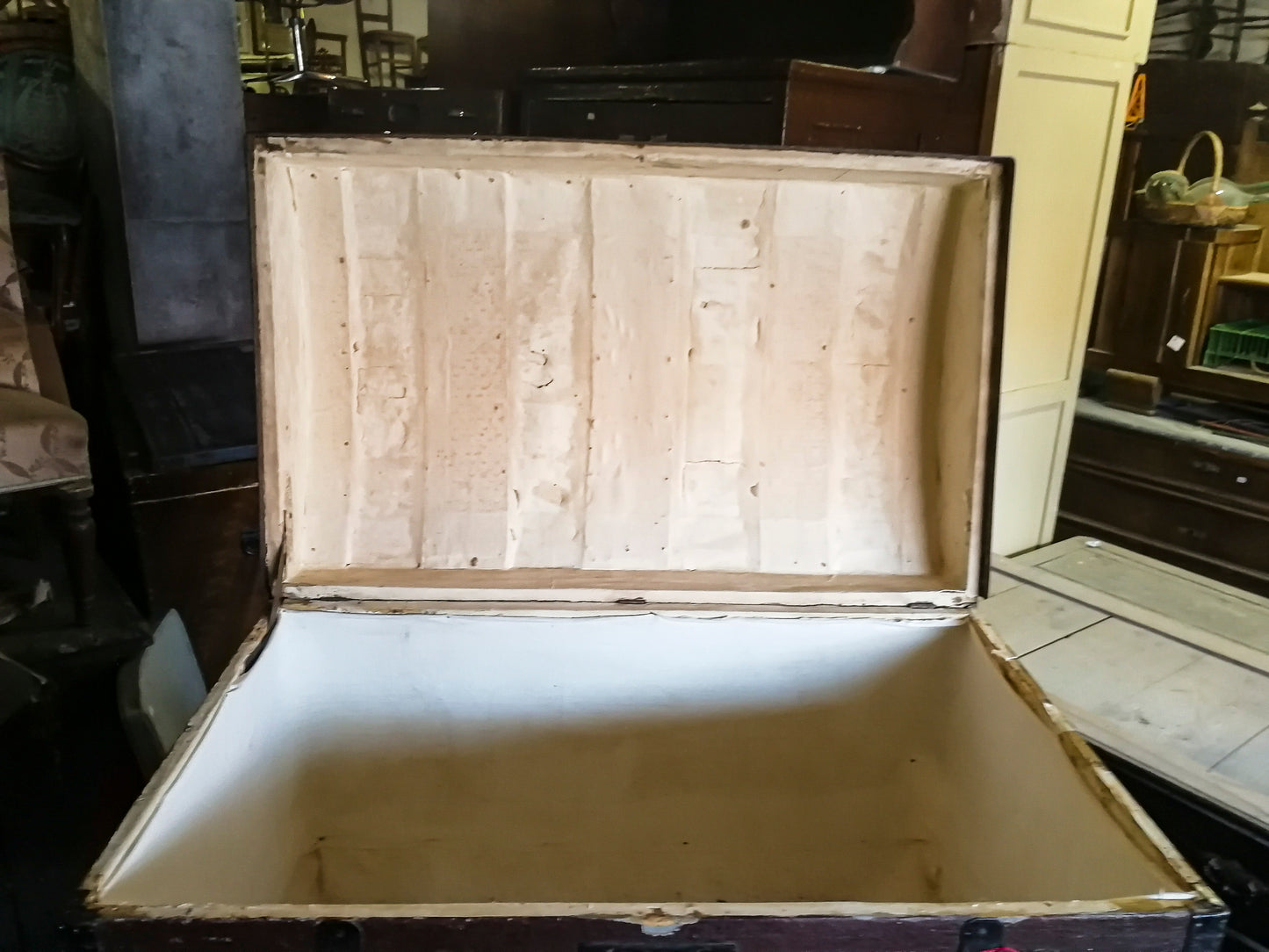 Baule da viaggio in legno e metallo rivestito in tessuto con evidenti segni del tempo Italia epoca primo 900