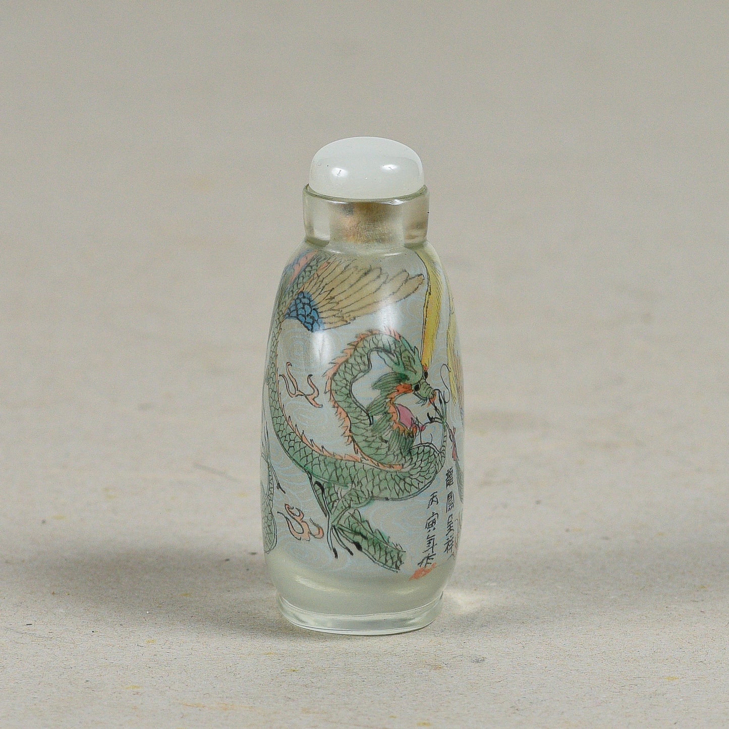 Snuff bottle cinese una piccola bottiglia usata per contenere tabacco da fiuto vetro e dipinte dall'interno drago e una fenice