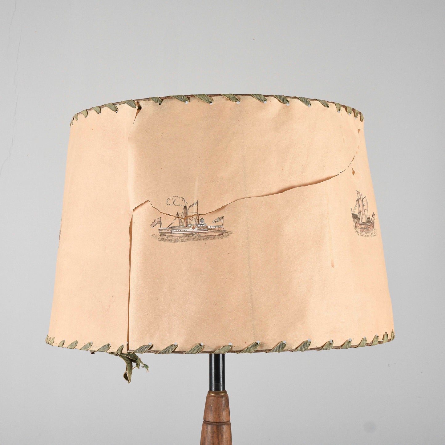 Lampada piantana da terra art deco stile Stilnovo paralume in carta pergamena con imbarcazioni dipinte